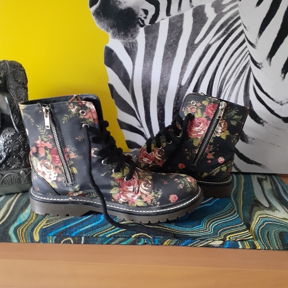 FLORAL Combat Boots - Picture 3 of 4